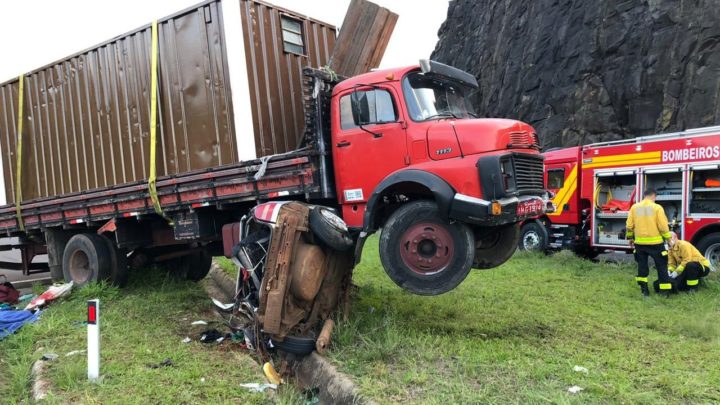 Caminhão passa por cima de veículo e deixa uma pessoa morta na ERS-480