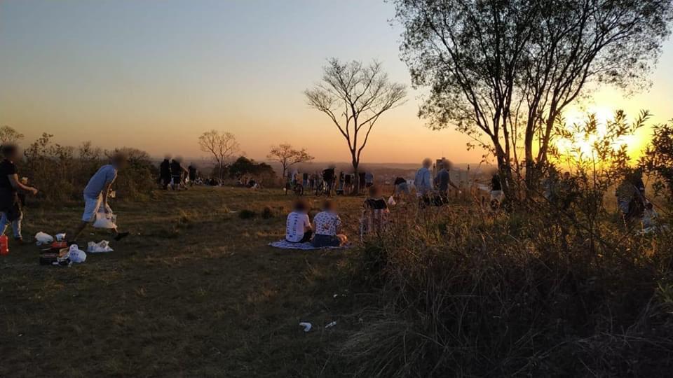 Pessoas são flagradas em vários pontos de Chapecó fazendo aglomeração