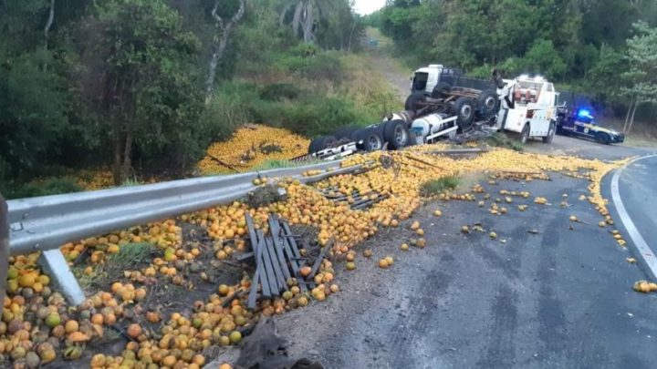 Pai e filho morrem em grave acidente com caminhão no PR