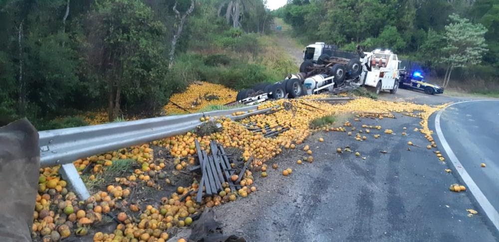 Pai e filho morrem em grave acidente com caminhão no PR