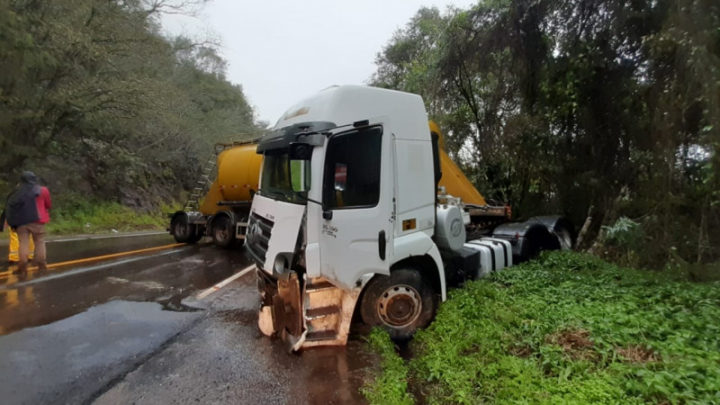 Motorista perde a direção de caminhão e sai de pista, na BR 282