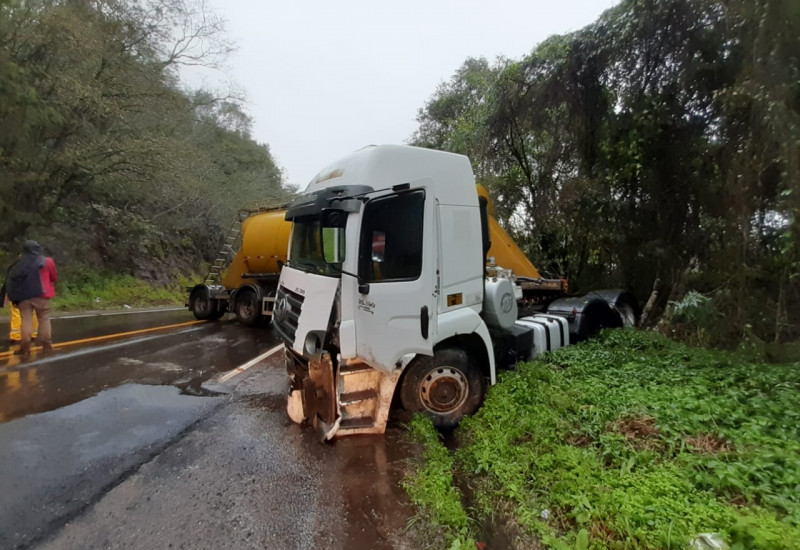 Motorista perde a direção de caminhão e sai de pista, na BR 282