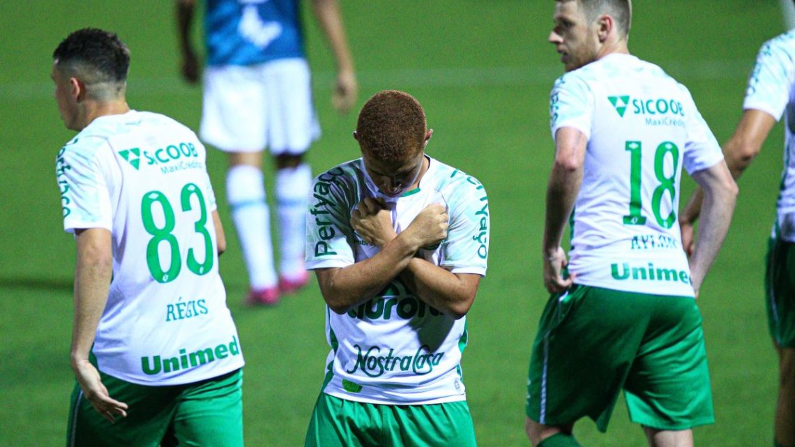 Foguinho incendeia a partida e Chapecoense desbanca o Juventude