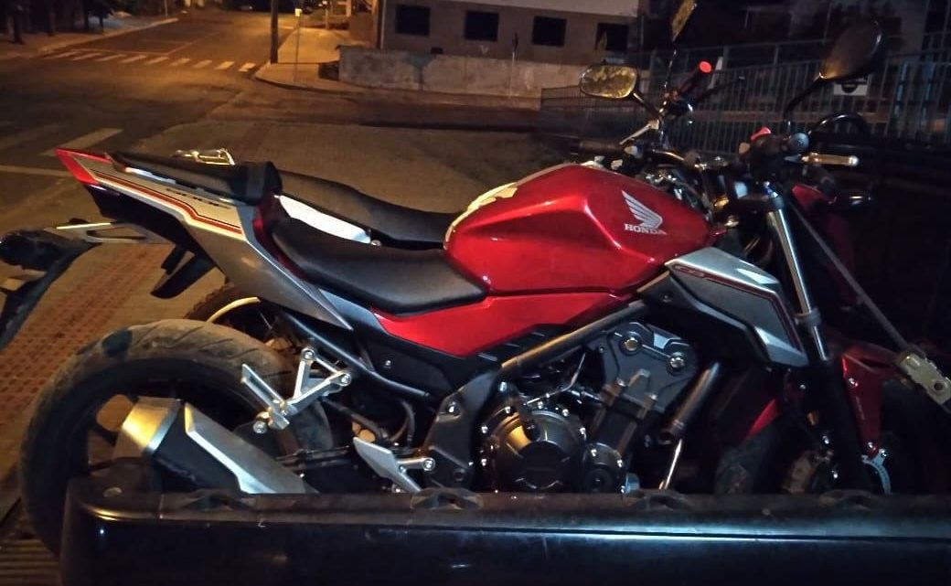 PM apreende arma de fogo, drogas e recupera motocicleta furtada no interior de Chapecó