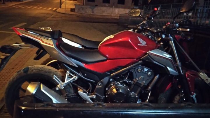 PM apreende arma de fogo, drogas e recupera motocicleta furtada no interior de Chapecó