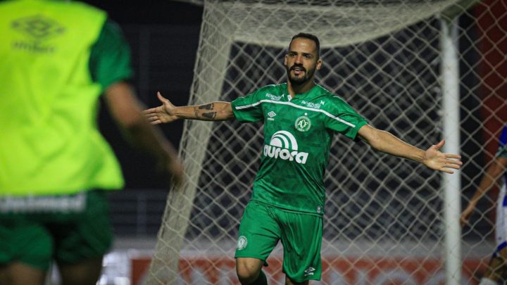 Artilheiro Anselmo Ramon renova contrato com a Chapecoense