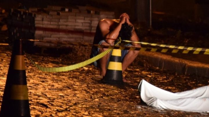 Filho chora aos pés da mãe assassinada com facadas em SC