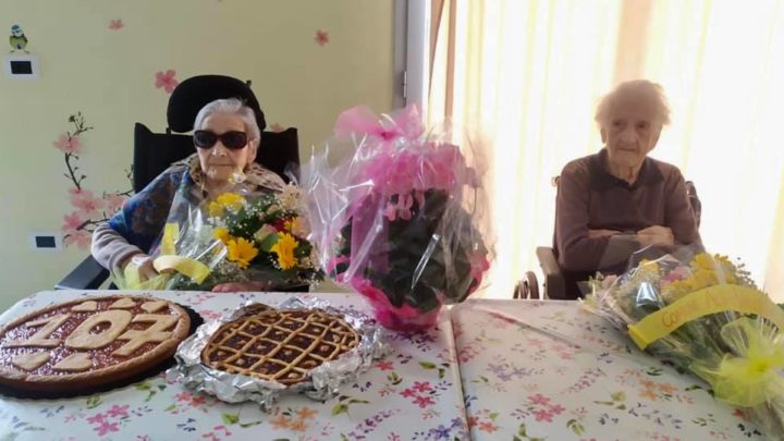 Avó comemora seus 107 anos ao lado da melhor amiga que tem 104 anos