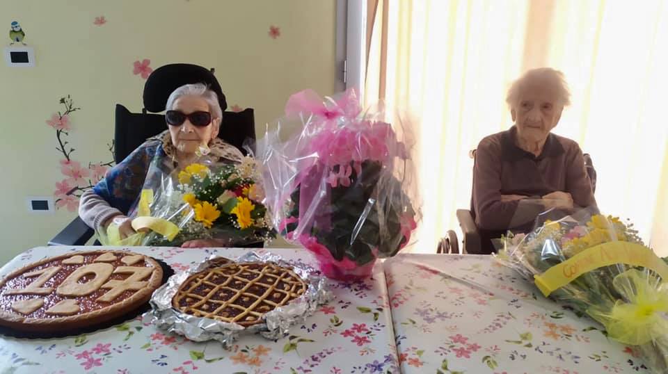 Avó comemora seus 107 anos ao lado da melhor amiga que tem 104 anos