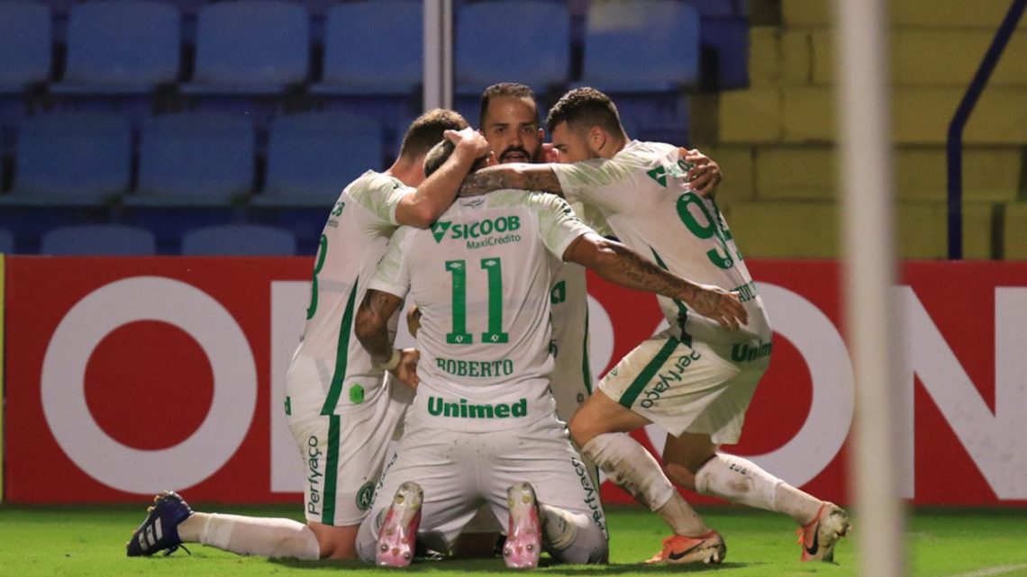 Chapecoense vence o Avaí e segue firme na liderança