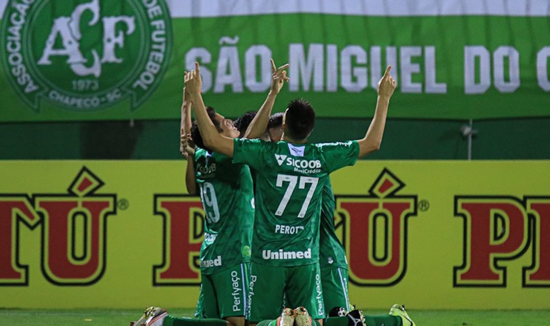 Com grande vitória sobre o CRB, Chape segue firme na liderança