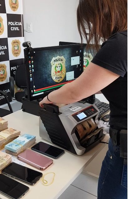 Operação “Soldo Inflado” da Polícia Civil investiga esquema ilegal de horas extras em empresa pública de SC Operação “Soldo Inflado” da Polícia Civil investiga esquema ilegal de horas extras em empresa pública de SC