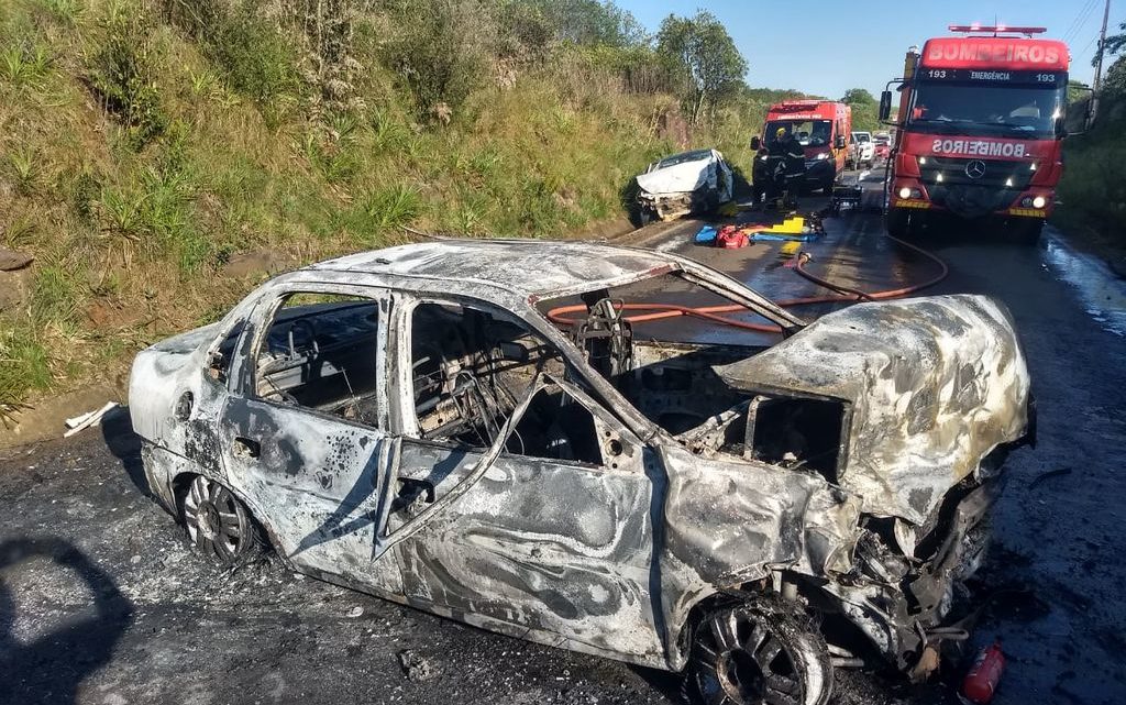 Veículo pega fogo após acidente em Campos Novos