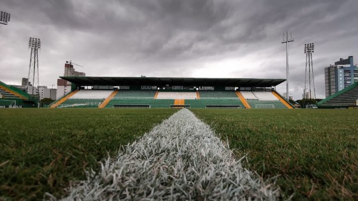 Chapecoense recebe CRB e tenta manter vantagem na ponta da tabela