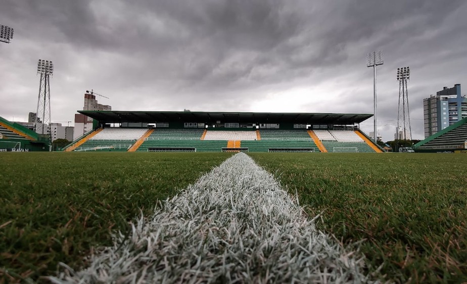 Chapecoense recebe CRB e tenta manter vantagem na ponta da tabela