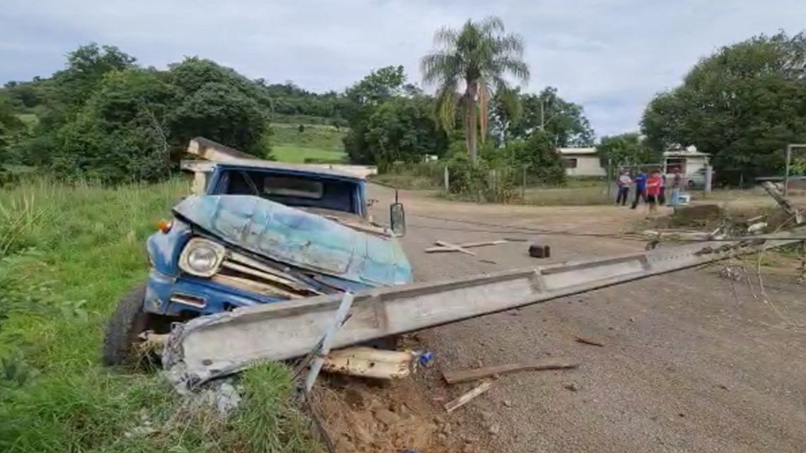 Caminhão sem freio derruba postes em Joaçaba