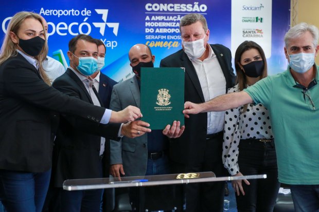 Governador participa de ato para assinatura do contrato de concessão do aeroporto de Chapecó
