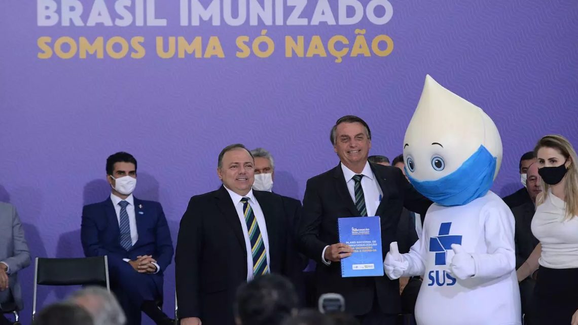 Bolsonaro lança plano nacional de vacinação contra a covid-19