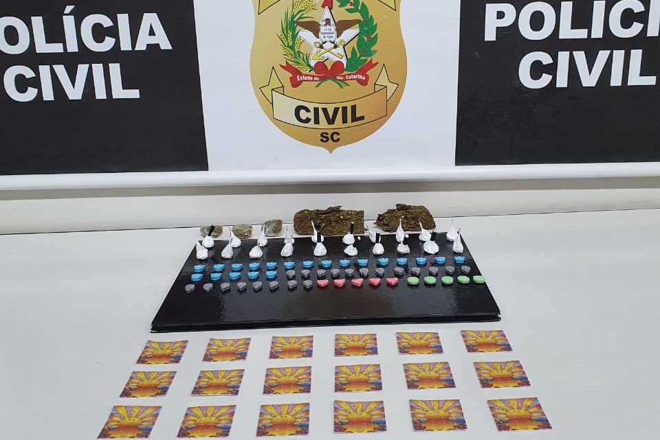 Polícia Civil faz uma das maiores apreensões de LSD em Chapecó e prende 4 pessoas em flagrante por tráfico de drogas