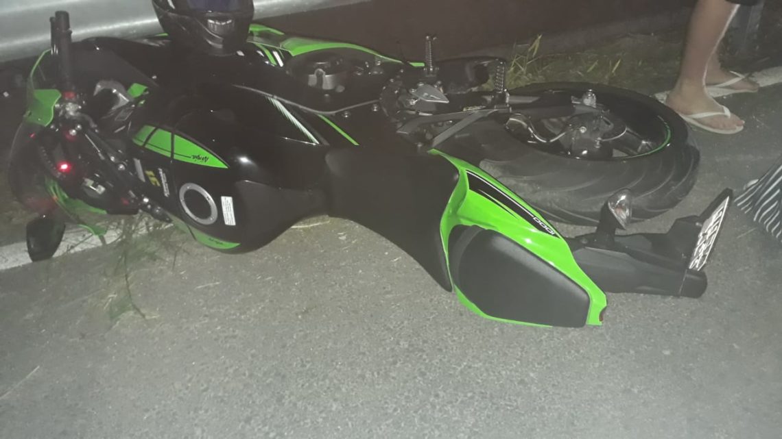 Caroneira de motocicleta morre após colidirem em guard-rail na SC-370