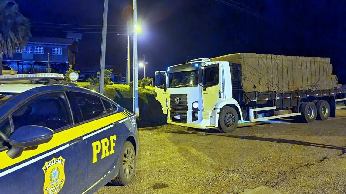 PRF apreende 250 mil maços de cigarros contrabandeados e recupera caminhão roubado na BR-153 em Água Doce