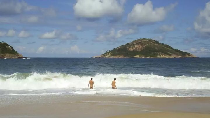 Praia de nudismo será reaberta com obrigação de uso de máscara