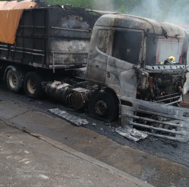 VÍDEOS: Caminhão pega fogo na SC-157 no Oeste de SC