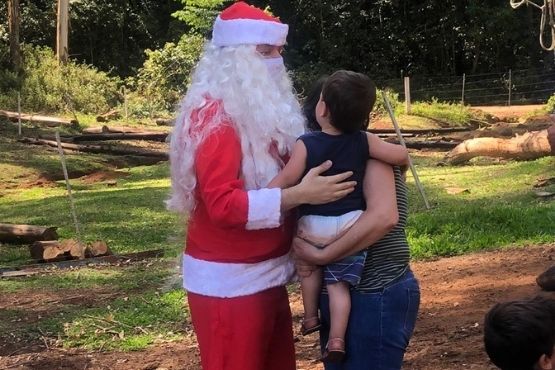 Juiz de Itá se transforma em Papai Noel para alegrar crianças em abrigo municipal