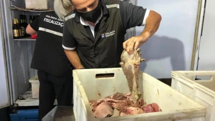 Carne vencida virava espeto corrido em churrascarias de SC, aponta investigação da polícia