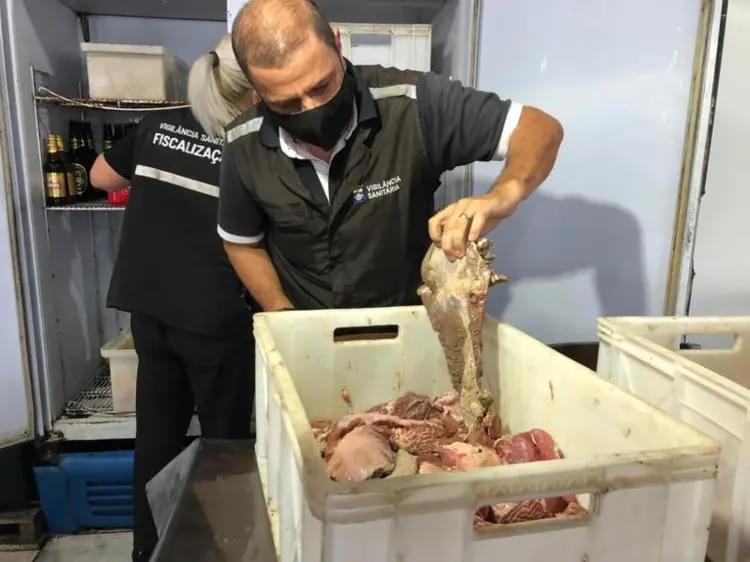 Carne vencida virava espeto corrido em churrascarias de SC, aponta investigação da polícia