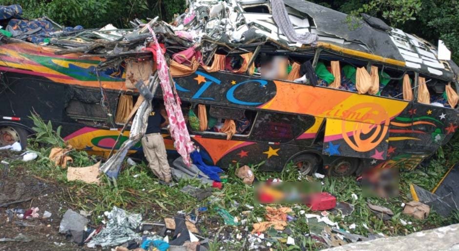 Ônibus com mais de 50 passageiros despenca na BR-376; há mortos e diversos feridos