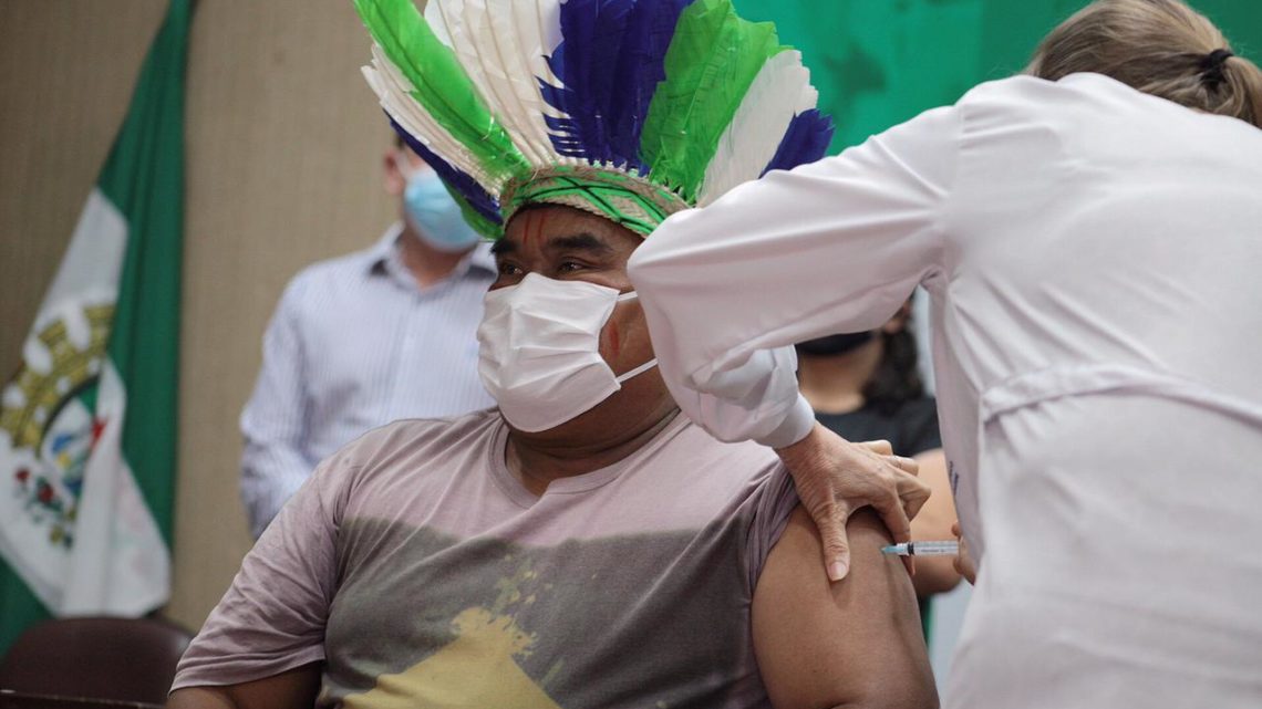 Profissionais da saúde e vice-cacique são os primeiros vacinados em Chapecó