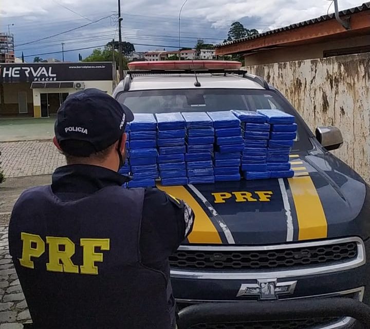 PRF apreende mais de R$ 7 milhões em pasta base de cocaína na BR 116 em SC