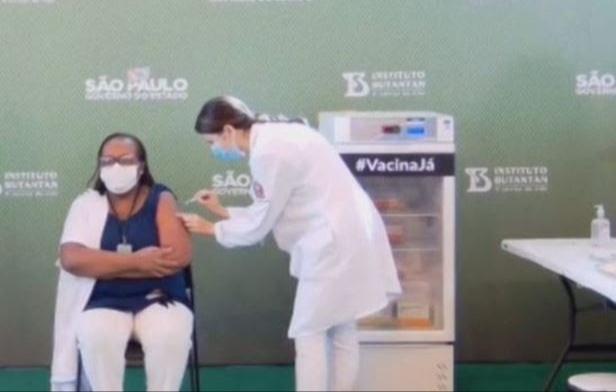 Enfermeira é primeira pessoa vacinada contra covid-19 no Brasil
