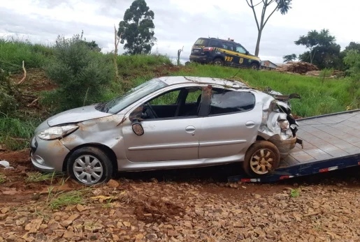 Veículo de Itapiranga com 12 ocupantes capota no Rio Grande do Sul