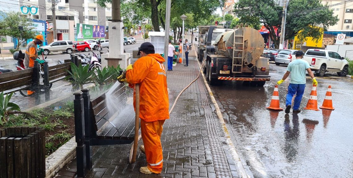 Prefeitura faz limpeza da Avenida Getúlio Vargas