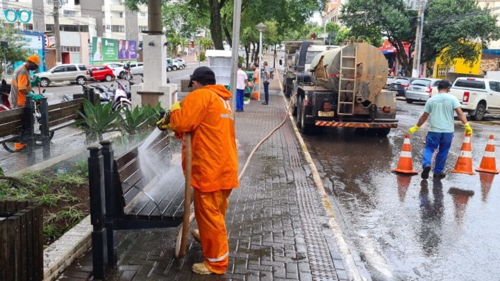 Prefeitura faz limpeza da Avenida Getúlio Vargas