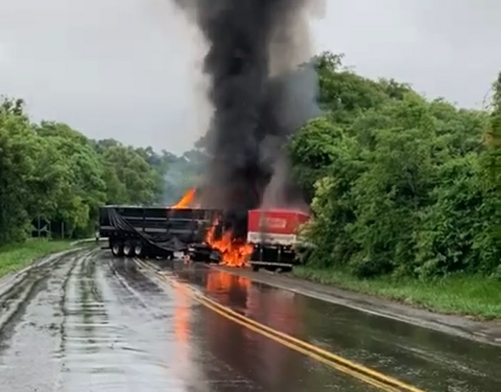 VÍDEO: Acidente entre caminhões deixa ao menos um morto na BR-282