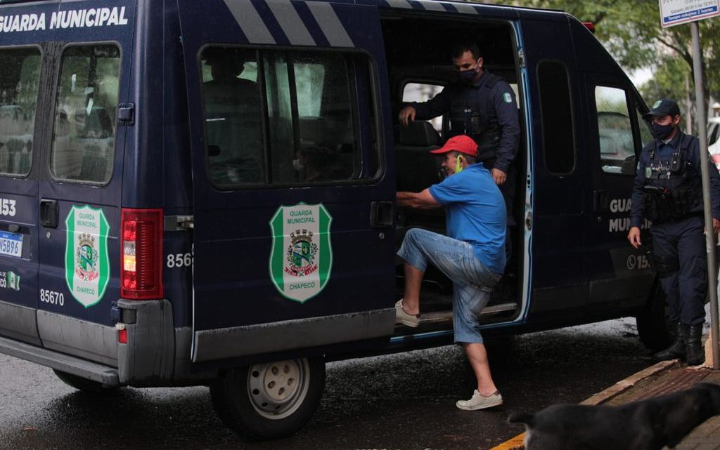 Assistência Social e Guarda Municipal fazem ação com moradores de rua