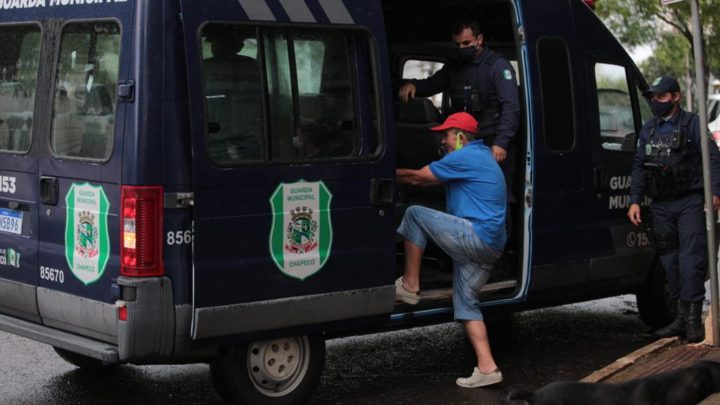 Assistência Social e Guarda Municipal fazem ação com moradores de rua