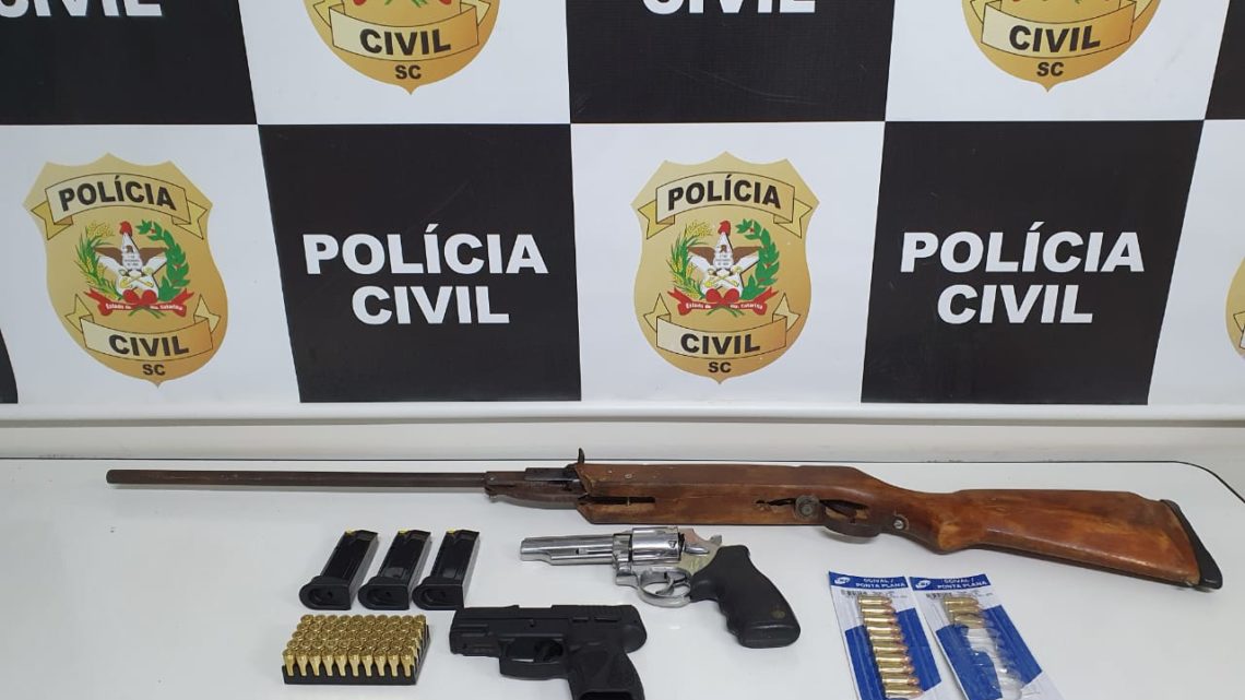 Polícia Civil apreende armas e prende irmãos em flagrante em Chapecó