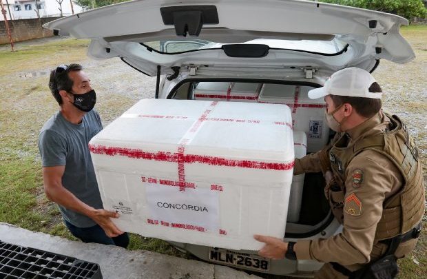 Governo de SC começa distribuir novas doses da vacina contra a Covid-19 para as regionais de saúde