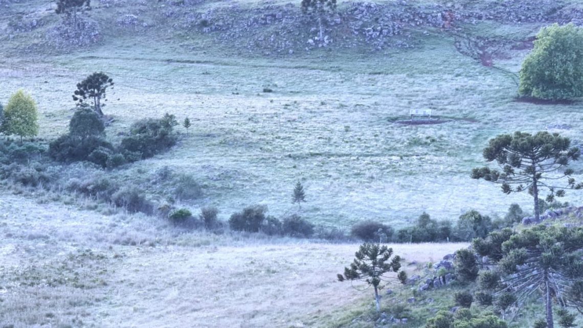 Geada muda o amanhecer deste domingo na Serra Catarinense