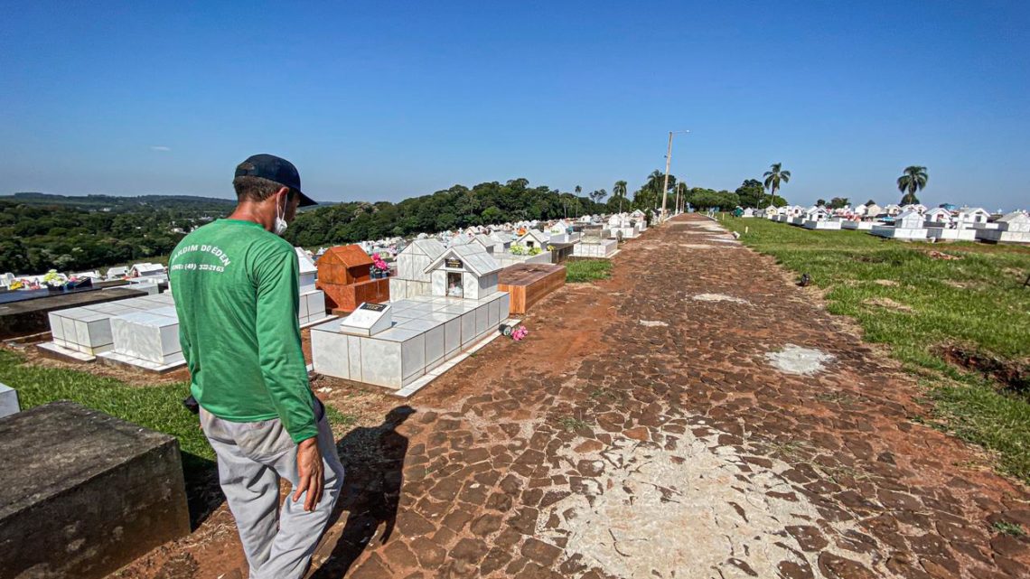 ‘Enterrei seis de Covid ontem e tenho sete para hoje’, diz coveiro de Chapecó