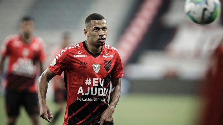 Athletico encaminha empréstimo do atacante Fabinho para a Chapecoense