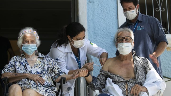 Brasil sobe para 8º em ranking de vacinação contra a Covid-19