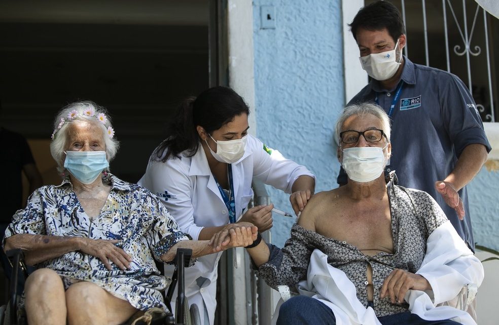 Brasil sobe para 8º em ranking de vacinação contra a Covid-19