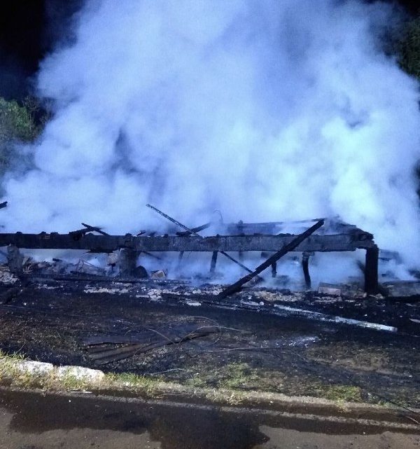 Fábrica de móveis é destruída pelo fogo no distrito de Fernando Machado