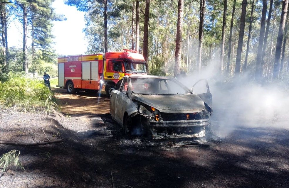 Grupo assalta cooperativa de crédito e coloca fogo em carro durante fuga em SC