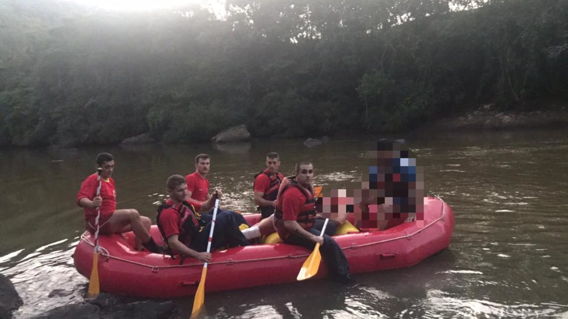 Mulher é salva após escorregar nas pedras no rio Irani